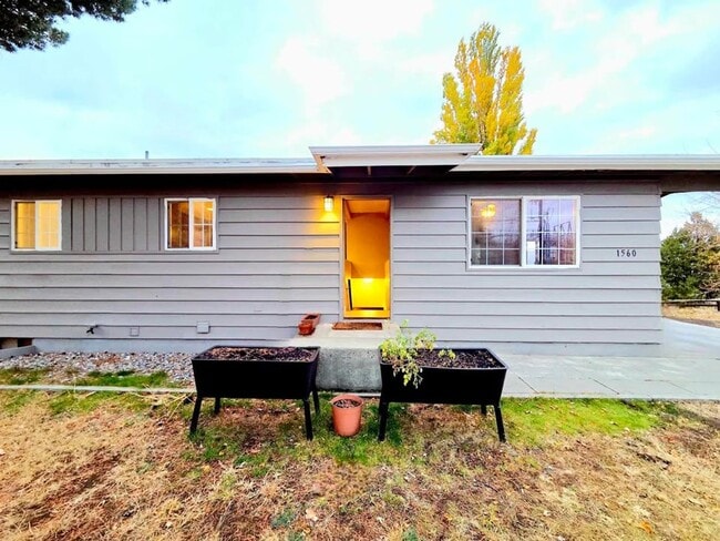 Building Photo - Large 4 Bed, 2 Bath in Desirable East Wena...