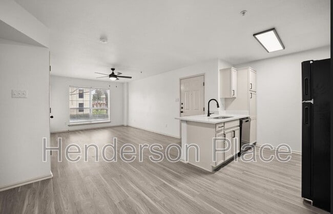 Photo - 170 Henderson St