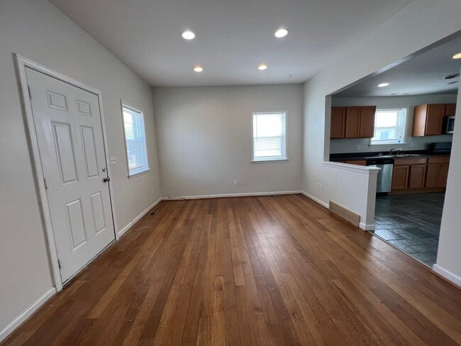 Photo - 28033 Rosemont St