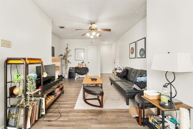 Building Photo - 2409 Leon St Unit 307