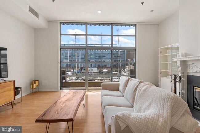 Building Photo - 7 N Christopher Columbus Blvd Unit 104 Rental