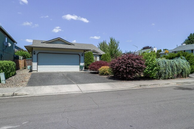 Welcome to the spacious one-level home in ... - Welcome to the spacious one-level home in ...