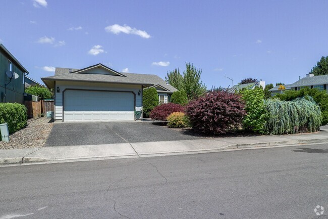 Building Photo - Welcome to the spacious one-level home in ...