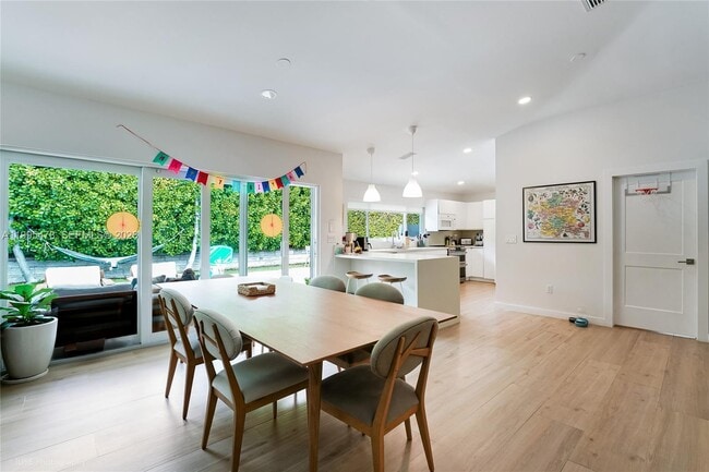 Photo - 560 Hampton Ln