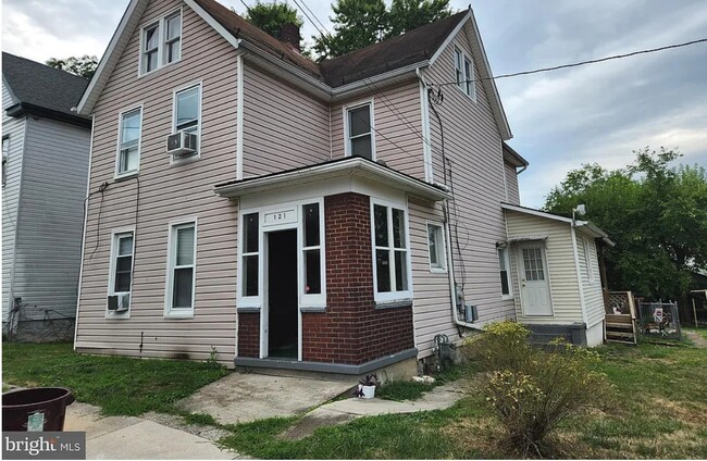 Building Photo - 121 W First Unit 1