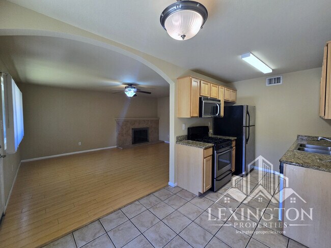 Beautiful, 2BD/1BA, Condo in The Villaggio, near Madison Ave. and American River College!