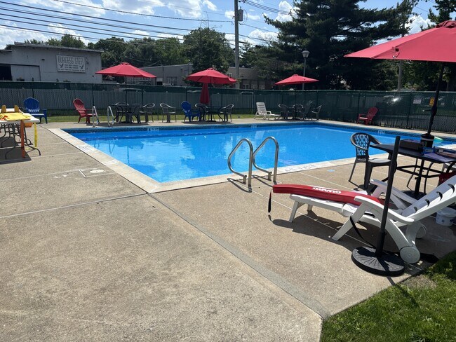 Pool w/Lifeguard indl in rent - 13 Presidential Dr Unit 13