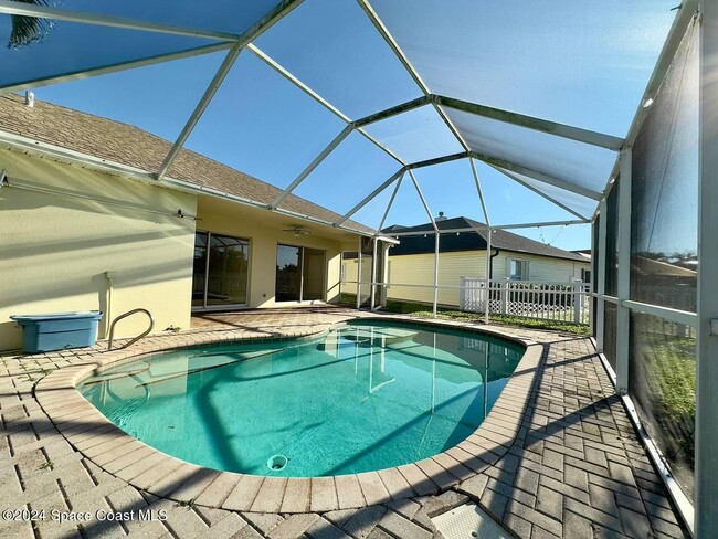 Photo - 565 Limerick Dr