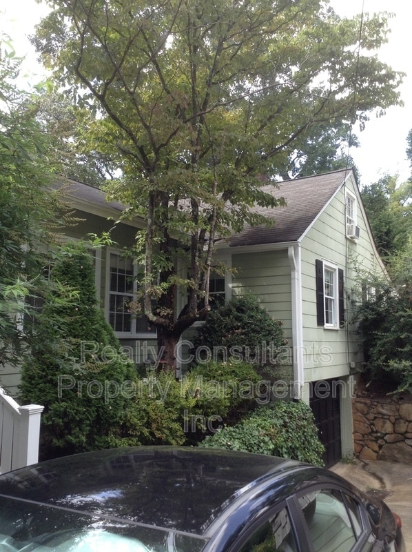 Photo - 2461 Lyndhurst Ave