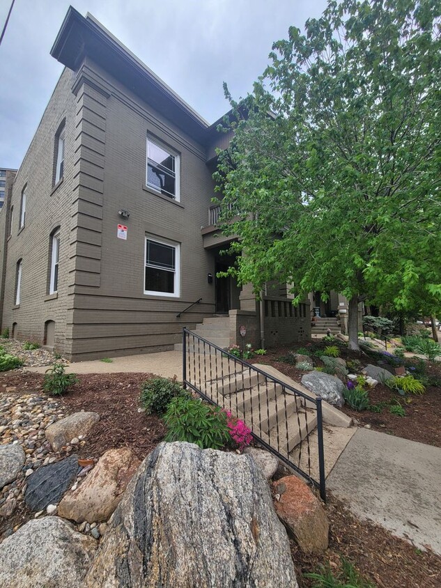 Beautiful Two Bedroom Townhome! - Beautiful Two Bedroom Townhome!