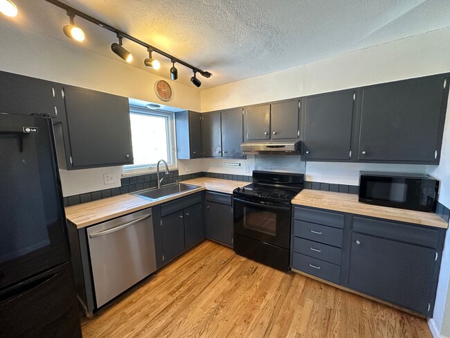 Building Photo - South Boulder Gem: 3 Bed, 2 Bath with Stunning Flatiron Views & Hardwood Flooring throughout!