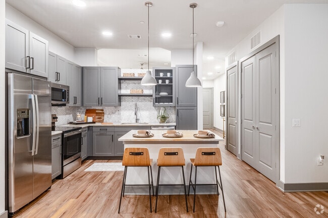 1BR, 1BA - 797SF - Kitchen - Aura Thirty2