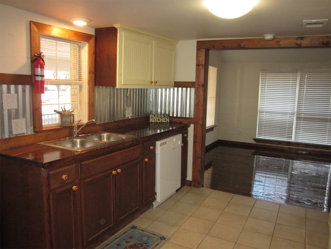 Photo - 121 N Hamilton St