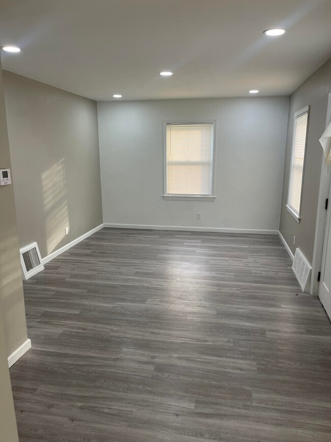 Photo - 869 Seward Ave