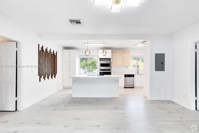 Building Photo - 10070 NW 2nd Ave Rental