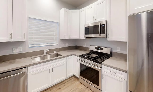 Building Photo - 5118-5120 East Falls View Dr Unit 5120 East Falls View Dr
