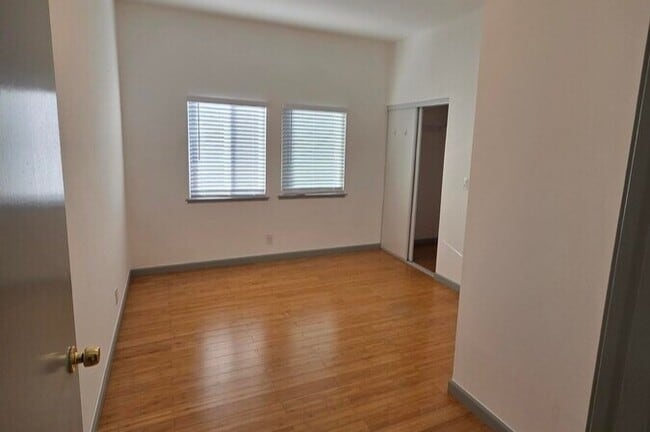 Dormitorio 1 - 2410-2412 Dana St