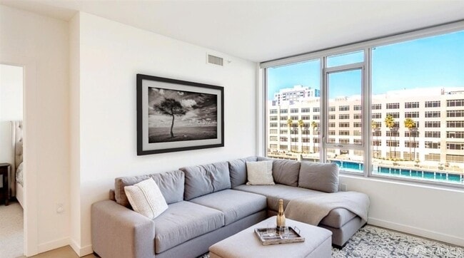 Building Photo - 1000 3rd St