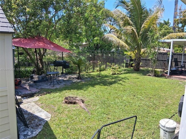 Building Photo - 1000 SW 3rd Ave Unit b