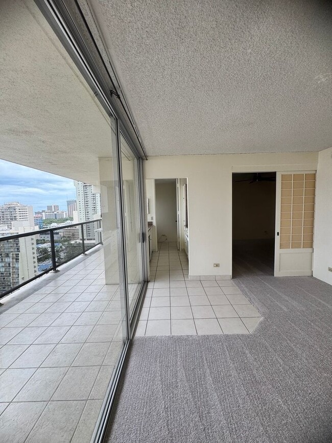Building Photo - 1/1/2 - Penthouse Unit- Utilities Included - Large Covered Lanai w/Ocean & City Views