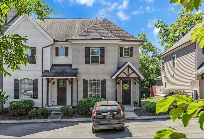 Building Photo - 3 Bedroom 3.5 Bath Spacious Townhome