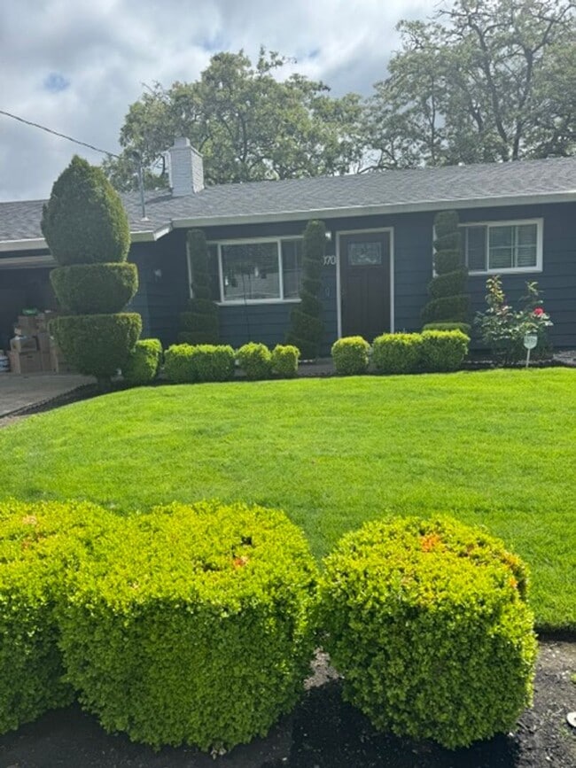 Photo - ?Lovely 3bed/2bath Ranch style home with HUGE private yard in ?