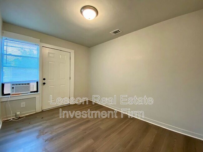 Photo - 2632-2634 Foster St