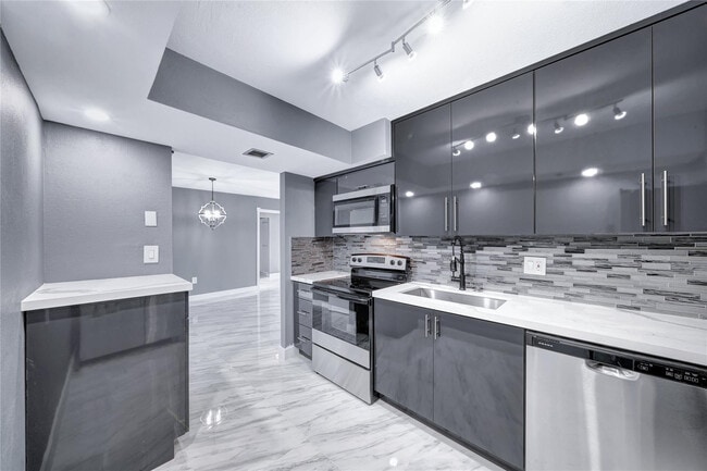 Building Photo - 1100 St Charles Pl Unit 708