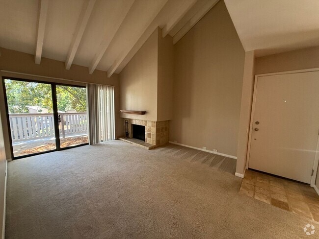 Building Photo - 2 bed 2 bath upstairs condo available to m...