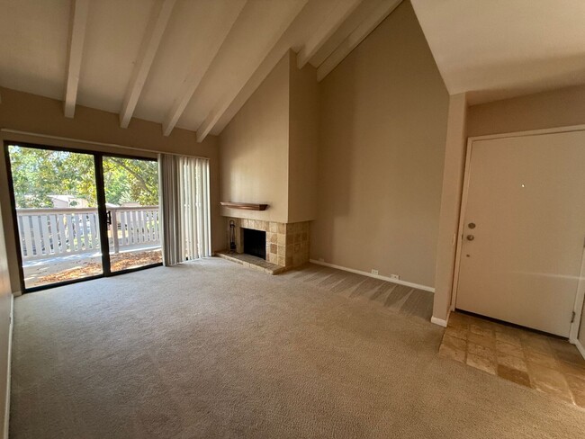 2 bed 2 bath upstairs condo available to m... - 2 bed 2 bath upstairs condo available to m...