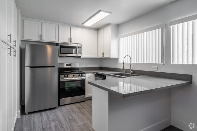 2BR, 1BA - 960SF