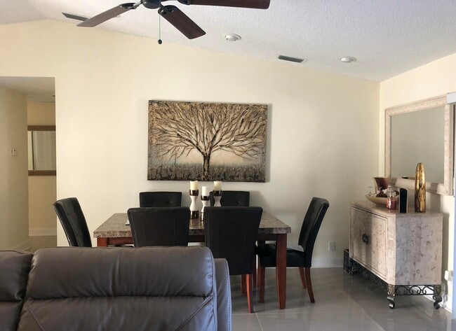 Photo - 51 Mayfair Ln