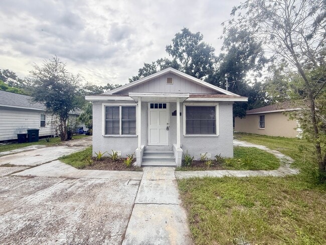 Building Photo - 2 Bedroom, 1 Bathroom Home with Yard - Fle...