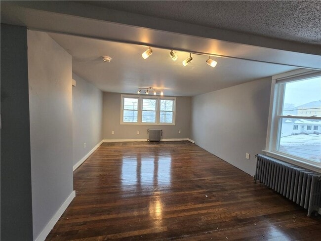 Building Photo - 968 Elm St Unit 2