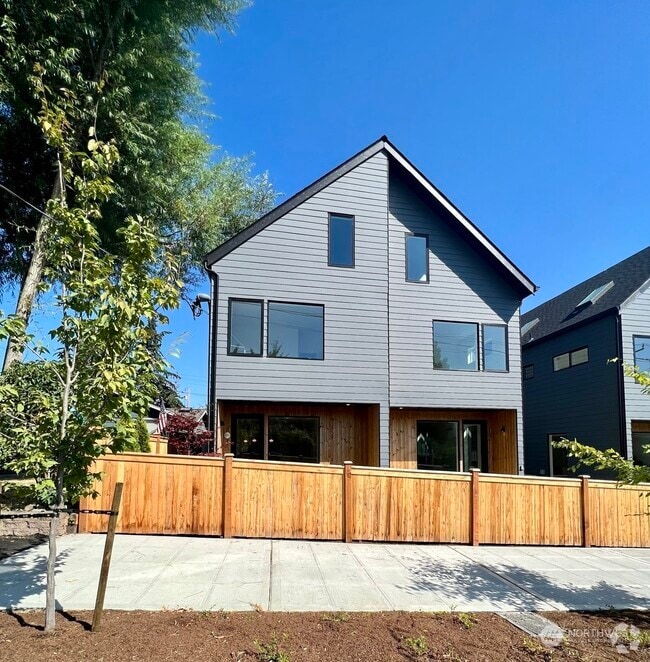 Building Photo - 918 N 100th St Rental