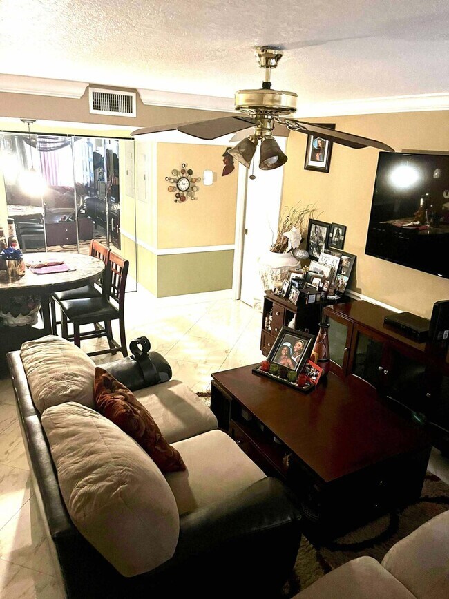 Photo - 600 Executive Center Dr Unidad 104