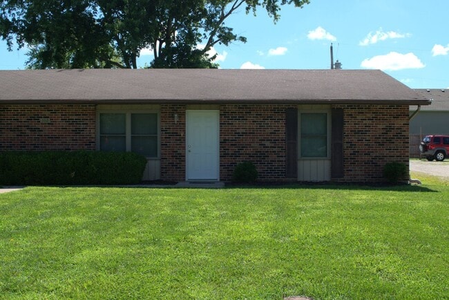 Building Photo - Nice 2 Bed 1 Bath Duplex In Southern Boone!