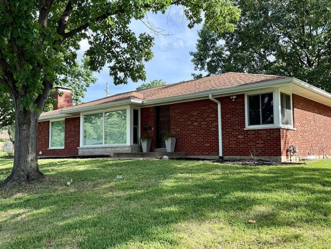 Building Photo - 816 Brentford Dr