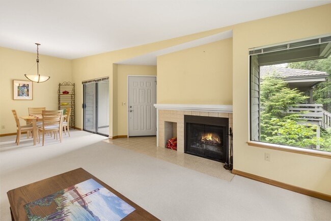 Building Photo - 1bed 1 bath water, sewer garbage & parking included Downtown Bellevue Unit 6