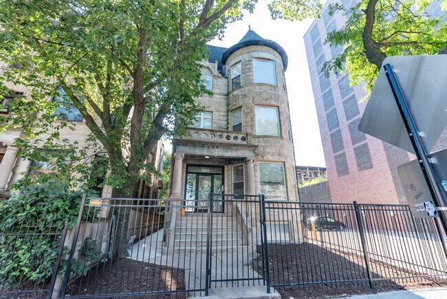 Building Photo - 3927 N Clarendon Ave Unit 1F
