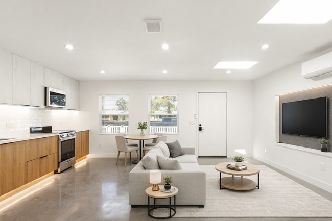 Photo - 23046 Saticoy St Unidad 23046.5