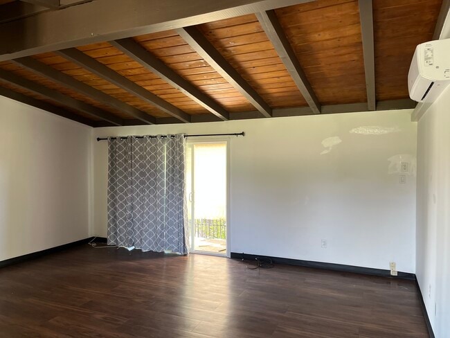 Techo en la sala de estar - 4607 Plaza Ln Unidad #E