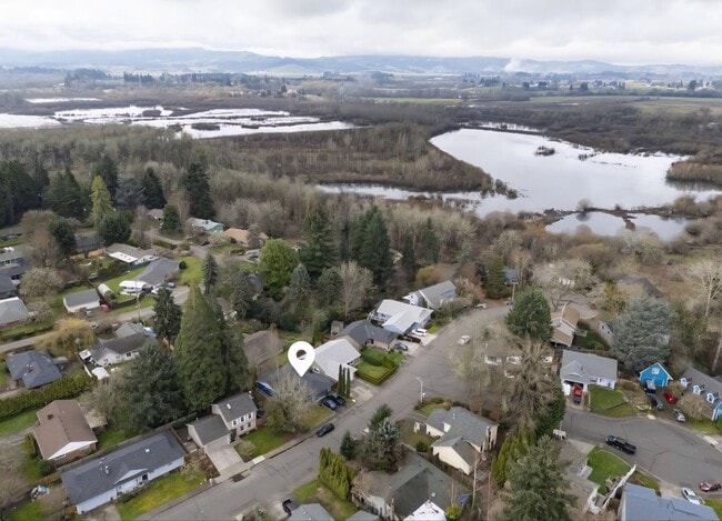 Photo - 650 SE Alder Ct