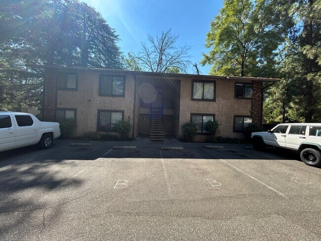 Building Photo - 2 Lorayne Ct Unit B