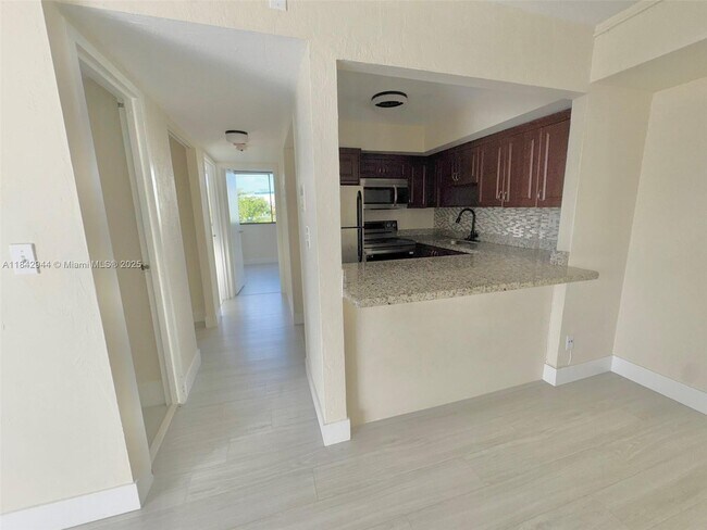 Photo - 2715 Tigertail Ave Unit 404