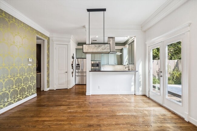 Building Photo - 828 W 19th St