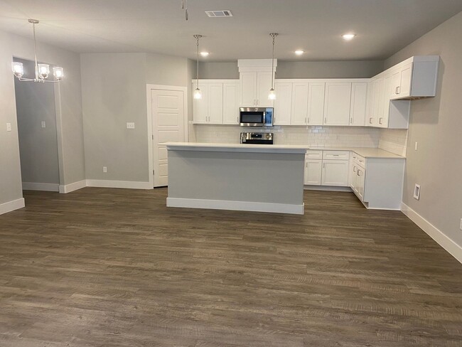 Photo - 3/2/2 FIREPLACE - NEW FLOORING + NEW PAINT