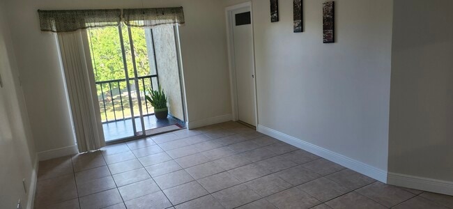 Building Photo - 490 NW 20th St Unit 210 Rental