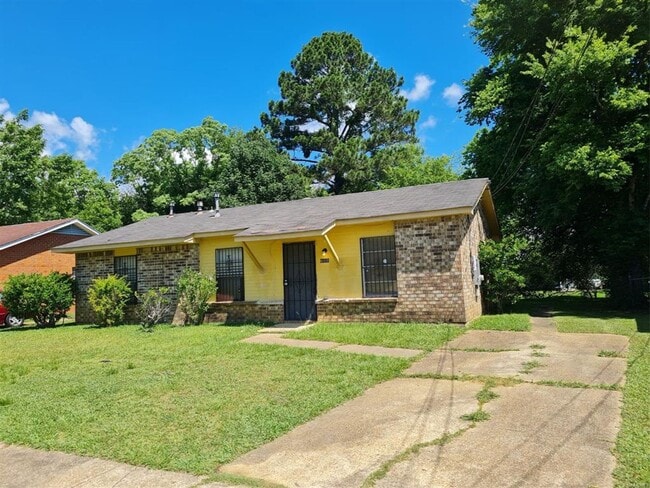 Building Photo - Washer/Dryer Included! No Carpet to worry ...