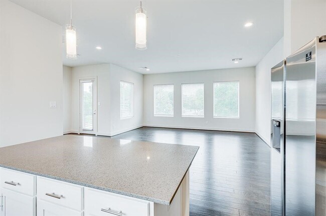 Building Photo - 2102 Live Oak St